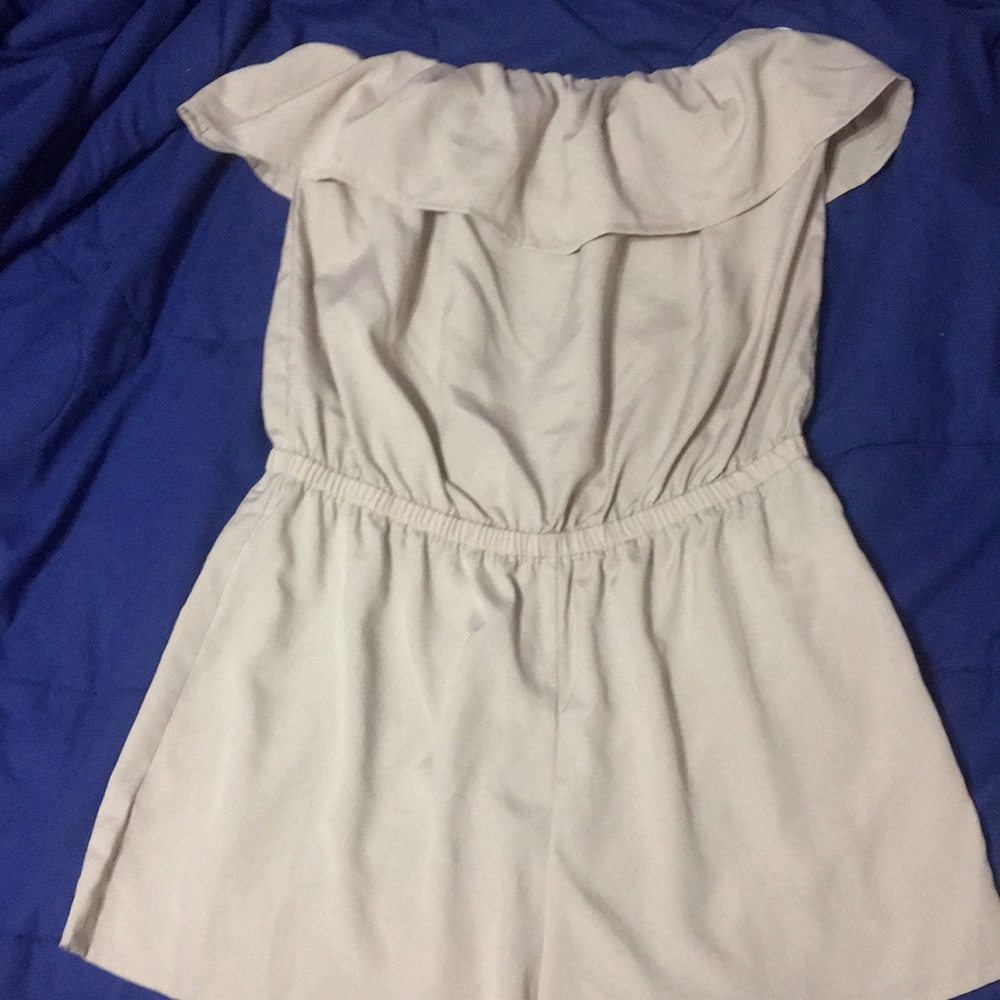 Off the shoulder cream romper 🧋🧋